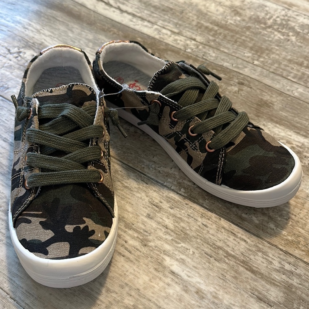 NWOT Jellypop Dallas camo slip on sneakers